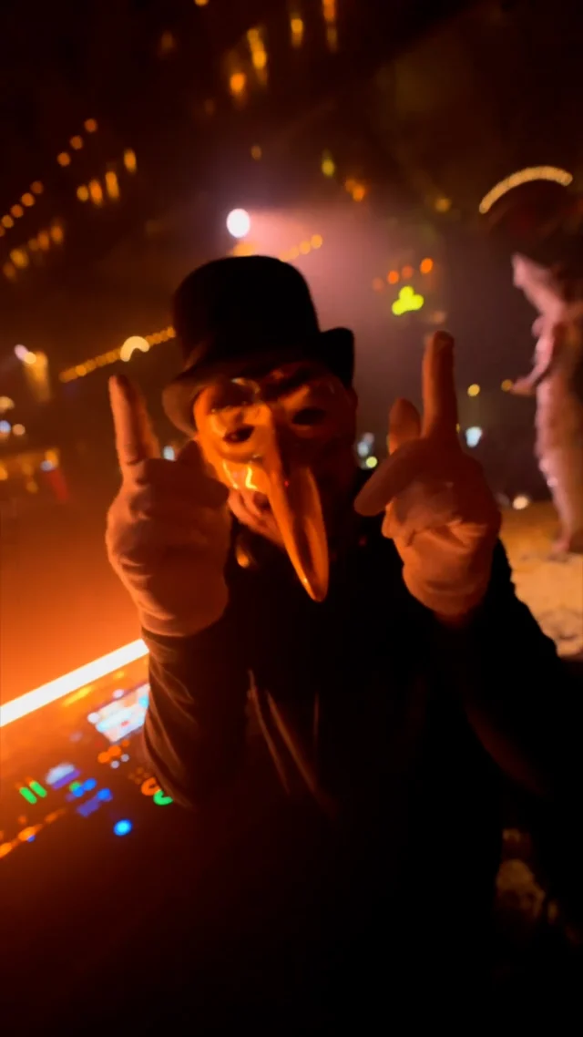 De locossssss 🤯 Imagínate combinar la magia de Space Of Sound y la música de Claptone en mismo espacio

Su estilo único, que fusiona elementos de house, techno y música disco, lo ha convertido en uno de los artistas más respetados y reconocidos del circuito internacional y ahora tú podrás disfrutarlo en tu sala favorita.
📍Sábado 30 Noviembre en #LABtheCLUB

Hazte ya con tus Entradas en el link de la bio ☝️

#SPS #SonidoSpace #DayAndNight #SpaceOfSound #LabTheCLUB #Claptone