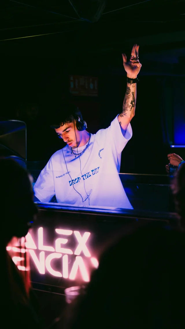 Nuevos valores que vienen pegando fuerte 💪 Atentxs a este nombre: Alex Atenciano, podréis conocerlo el próximo 📍Sábado 15 Febrero (21:00h a 06:00h) en Space Of Sound Madrid Fashion Week by Acromatix

🎟️ Tus Entradas a un click desde el Link en la Bio ☝️

#SPS #SonidoSpace #